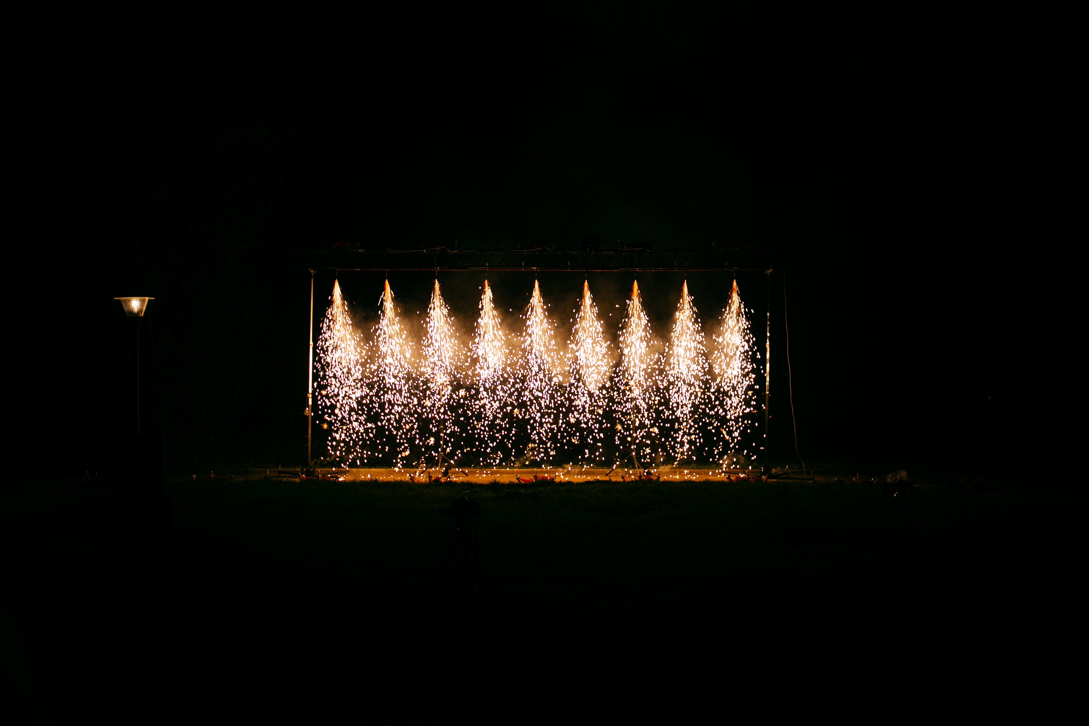 Завеса из холодных фонтанов